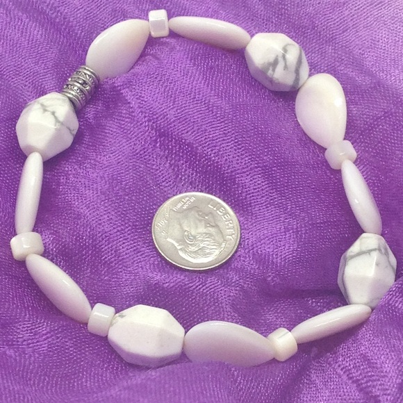 Mother of Pearl & White Howlite Stretch Bracelet - Picture 4 of 9